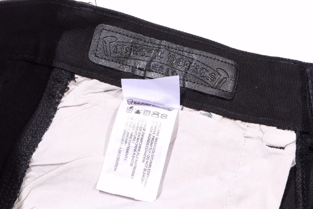 P260 Style number: H356 Chrome hearts Cross patch leather jeans workwear logging pants Chrome hearts logging pants are here! ! ! CH Croix Heart Double Knee Cross Patch Leather Bo1 Style Logging Pants Straight-leg Work Pants B136 Croix Heart Cross Sanskrit Overalls Price 4W Level, Patched Cross Pattern Decoration, High Waist Washed Jeans! ! Absolutely high-end luxury products, 1.9W level god-level single products, super popular products, made by top heavy industry, not to be missed. About Zangyin, this is an extremely luxurious fashion brand, which can also be called the nobles of the high street. It has always been an exclusive brand of some hipsters or rich second generation. Compared with ordinary high streets, it is more luxurious and noble. Compared with luxury brands, it has a more fashionable personality and has always been a brand that I have a special liking for. Imported yarn is custom-woven into a high-density twill canvas, which ensures a crisp silhouette while also making the fabric feel very delicate. It follows the B01 classic silhouette, with a crisp and stylish upper body. The ready-made garments are stone-ground and fermented, so they can be matched with any style. Buttons and brushed zinc are washed with genuine YKK retro metal products. Double-layered canvas on the front. Perfect details. All hardware is perfect. Size: s-XXL Color: Black